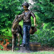 Bronzeboy-Gartenbrunnen im Freien mit Ponystatue